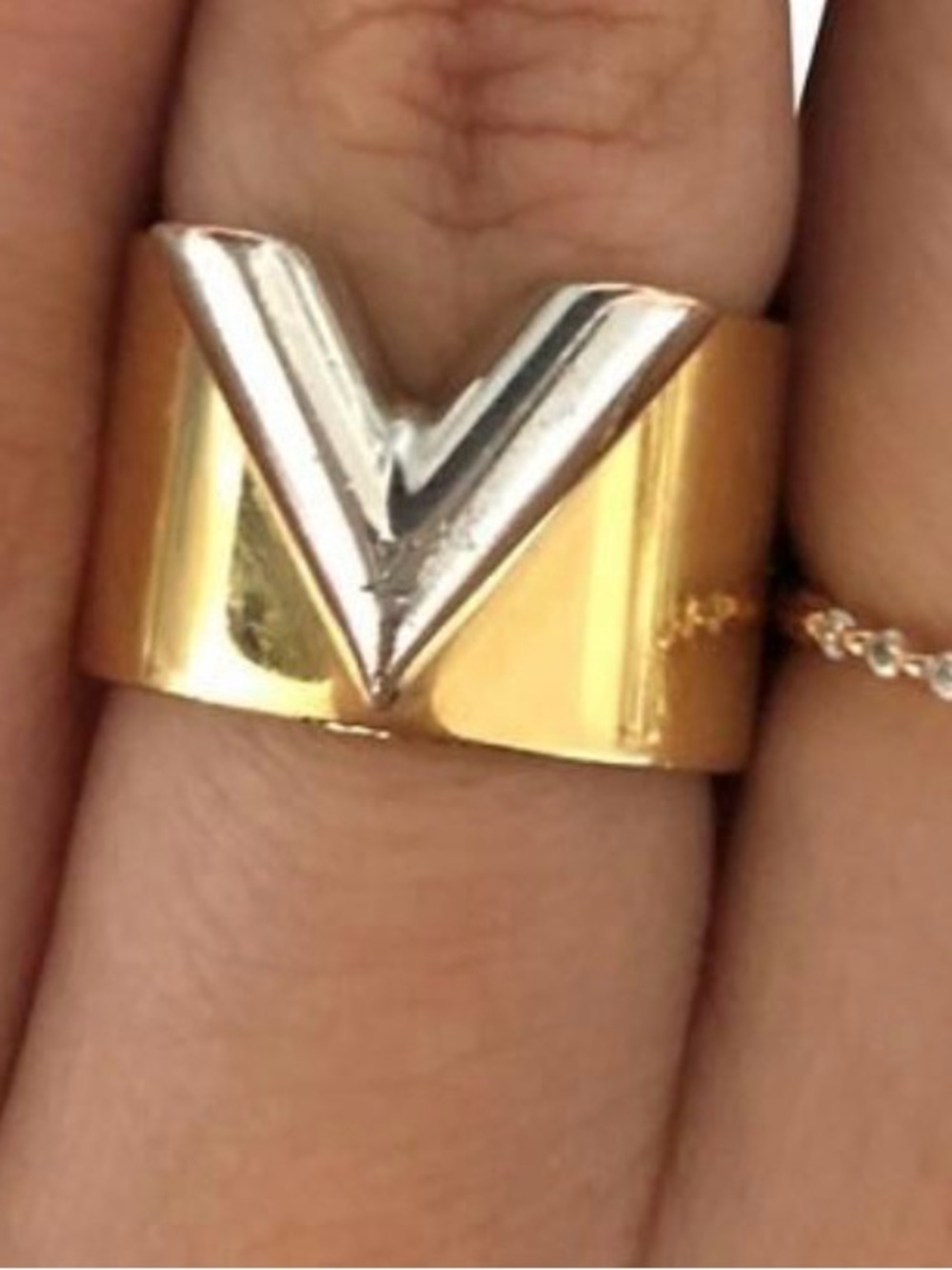 Louis Vuitton⭐️Essential V Ring M two tone W/ LV duster*M61085*EUC-US Size6-6.5 - Picture 9 of 9